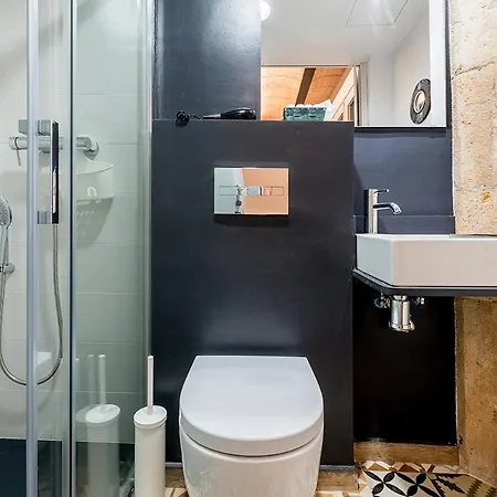 Hotel 977