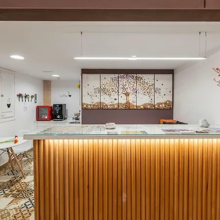 Hotel 977